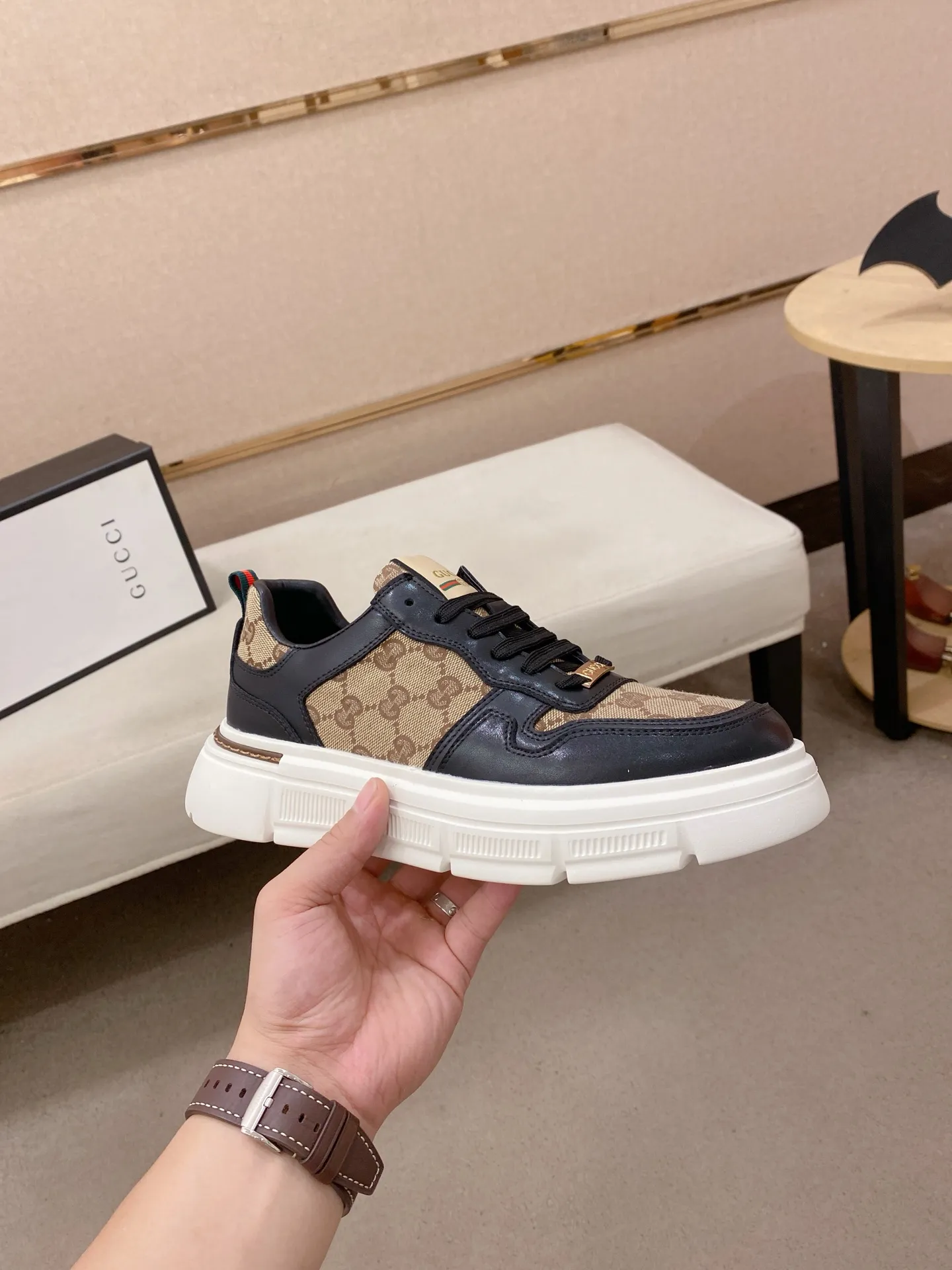 Men's shoes💰 400💰The new GUCCI (Gucci) counters are launched simultaneously. The new men's shoes, 😘fabrics are selected from imported cowhide, and the lining is sheepskin lining. 👍🏿 High-end ☄️ air-cushion molded anti-slip rubber outsole, exquisite lines, simple and elegant, comfortable and high-end for leisure travel. Code number: 38 to 44 (45 can be customized and cannot be returned or exchanged)